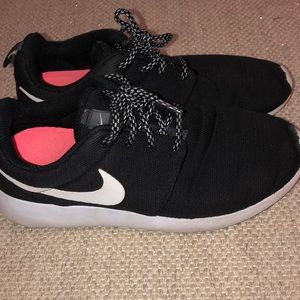 Nike Roshe Run black sneakers